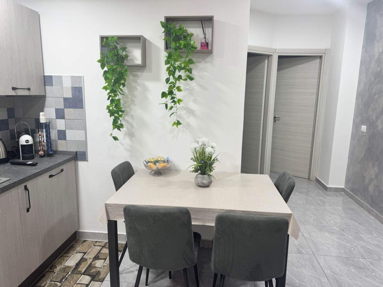Zona pranzo luminosa con piante