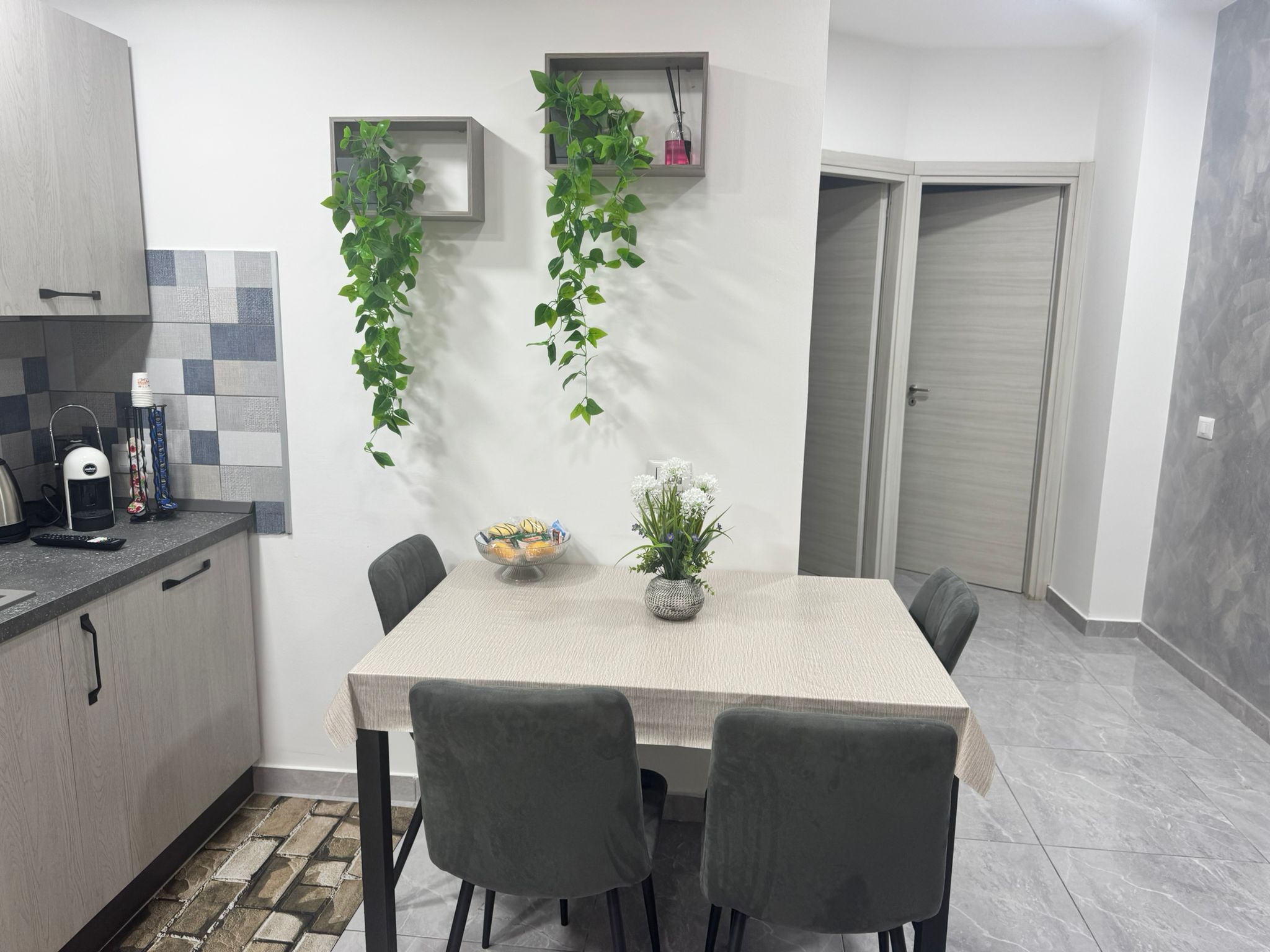 Zona pranzo con cucina moderna — ALI APARTMENT