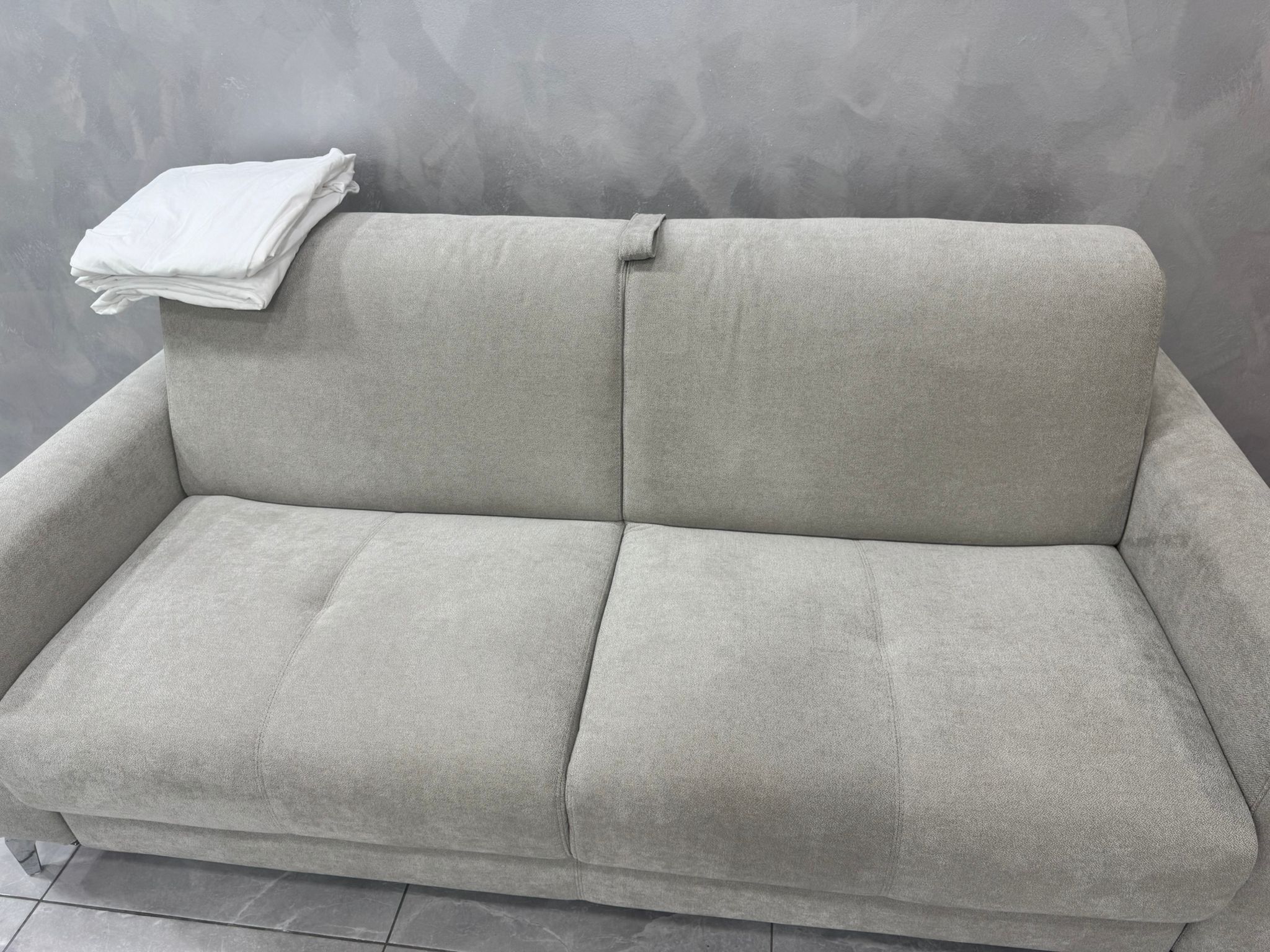 Soggiorno con divano e cucina di notte — ALI APARTMENT