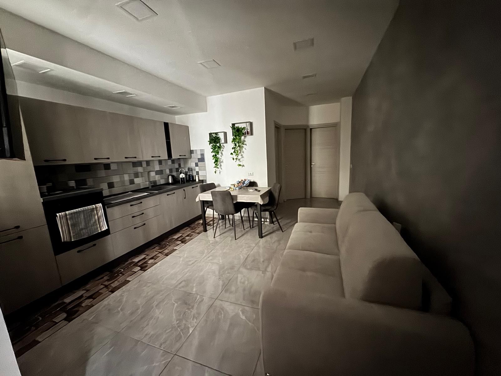 Dettaglio cucina con lavello e piano cottura — ALI APARTMENT